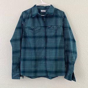 Columbia Woman’s  long sleeve button down Omni wick size Large